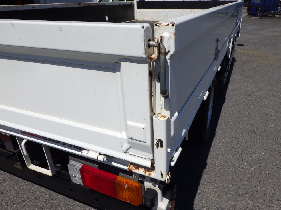 ボディー後方の両サイドにキズ・サビがあります。|日野 デュトロ TPG-XZU712M(2WD)の写真35