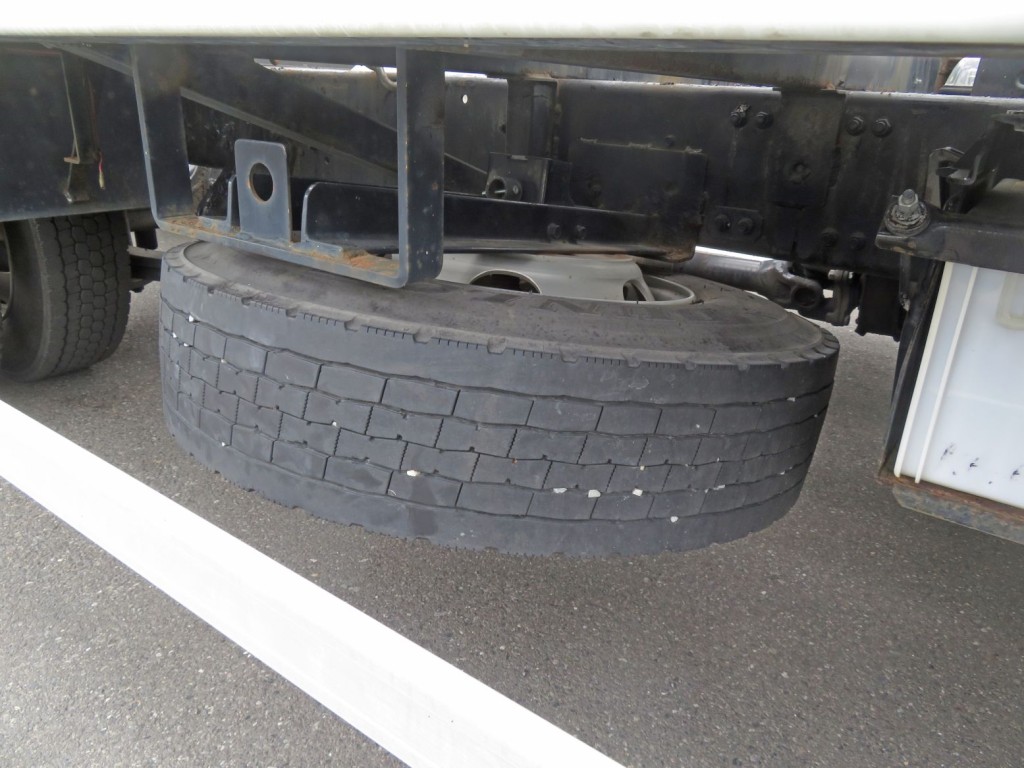 スペアタイヤ付きです。|三菱 ファイター TKG-FK64F改(2WD)の写真25