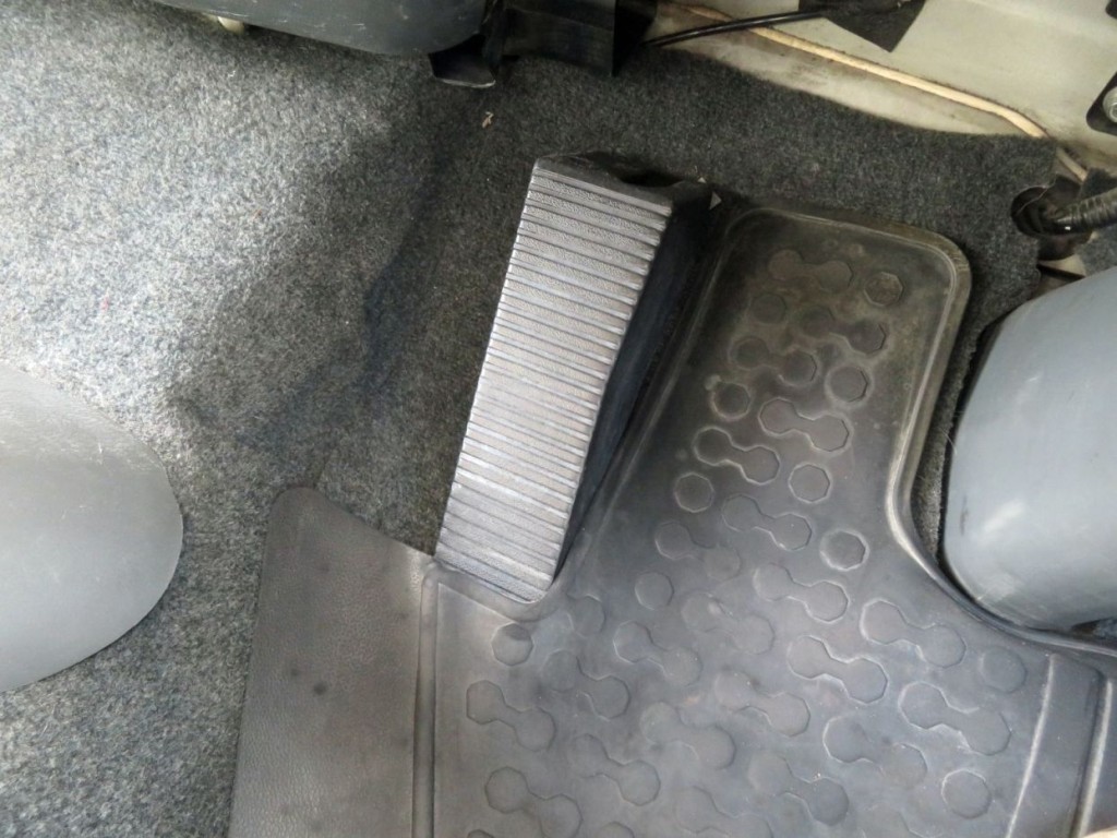 左足のペダル置きの状態です。|三菱 ファイター TKG-FK64F改(2WD)の写真47