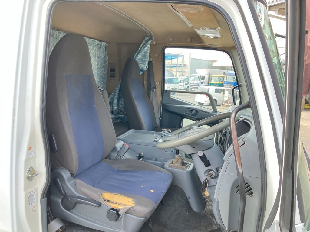 乗車定員は2名です。|三菱 ファイター QKG-FK62FZの写真5