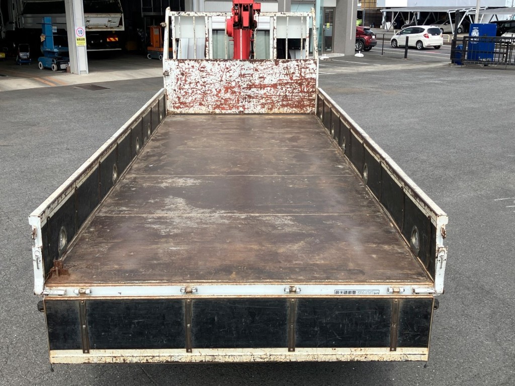 床は鉄板張りです。ロープフック穴が5対付いています|三菱 ファイター QKG-FK62FZの写真10