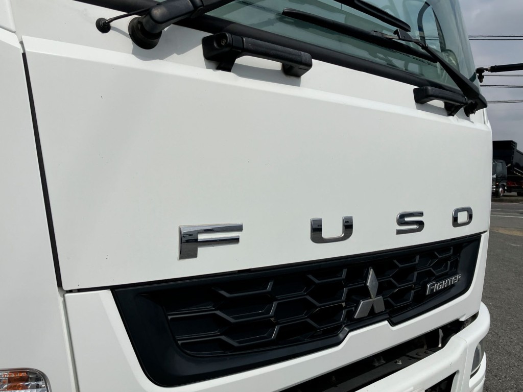 フロントパネルに飛び石があります。|三菱 ファイター QKG-FK62FZの写真25