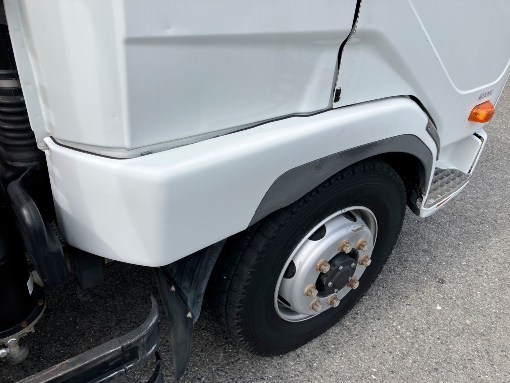 運転席側フェンダーに曲がりがあります。|三菱 ファイター QKG-FK62FZの写真28