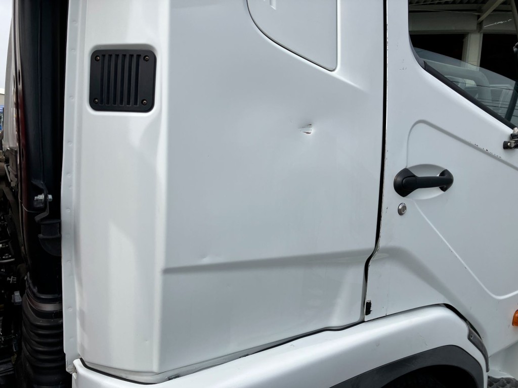 運転席側クオーターパネルにキズ・凹みがあります。|三菱 ファイター QKG-FK62FZの写真29