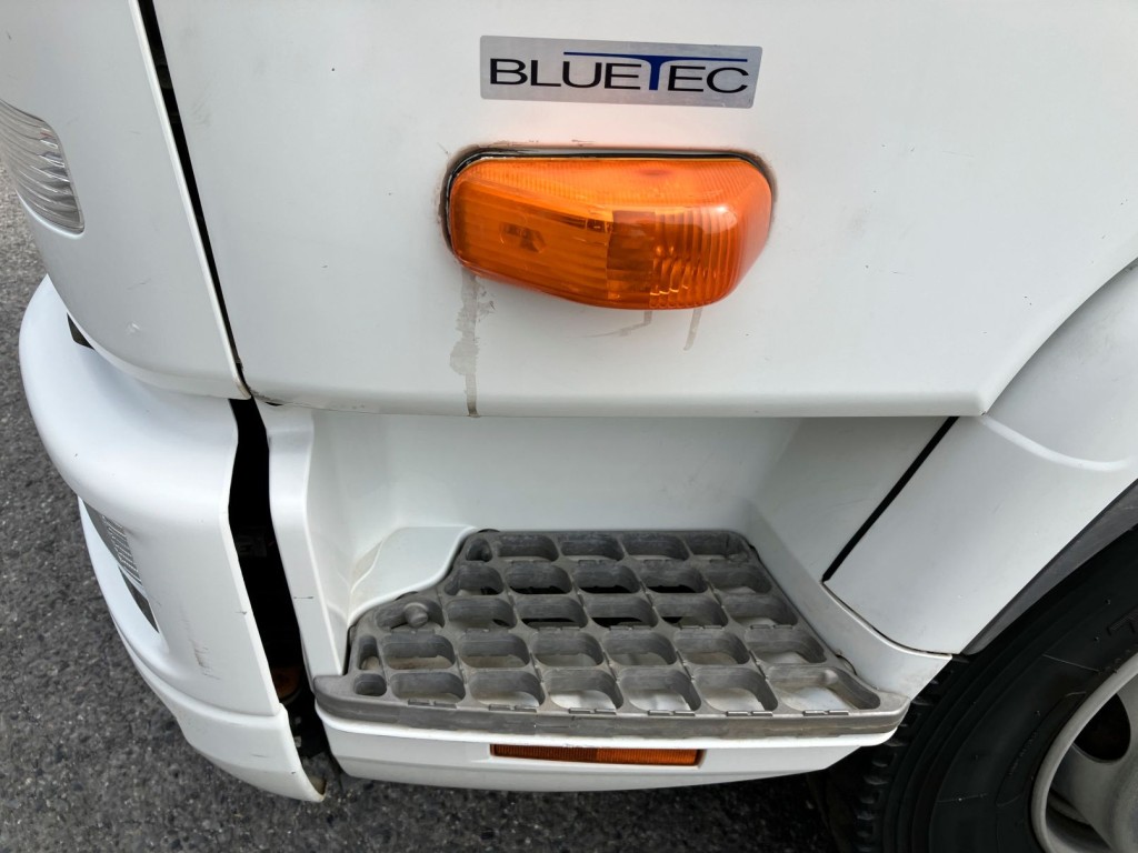 助手席側ドアウインカー周りに接着剤タレ跡があります。|三菱 ファイター QKG-FK62FZの写真34