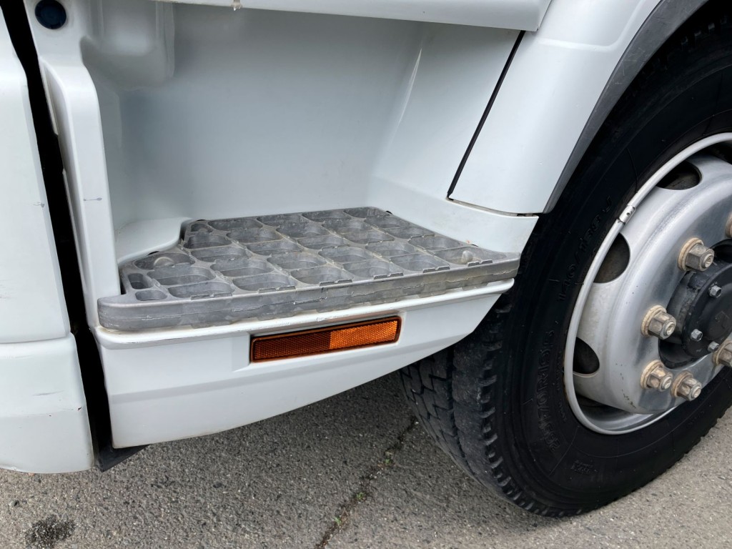 助手席側ステップに少し曲がりがあります。|三菱 ファイター QKG-FK62FZの写真37