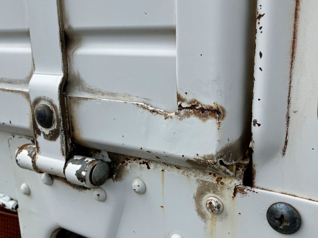 アオリ前方に少し亀裂があります。左右にあります|三菱 ファイター QKG-FK62FZの写真43