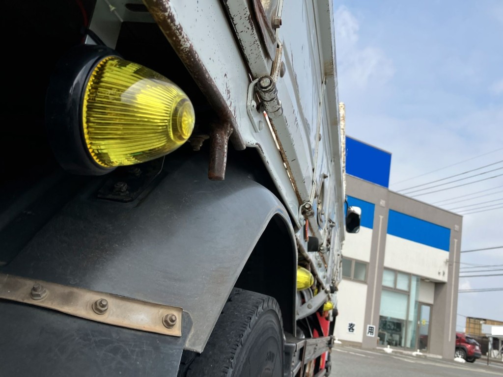 アオリ下部にふくらみ・すき間があります。左右にあります|三菱 ファイター QKG-FK62FZの写真44