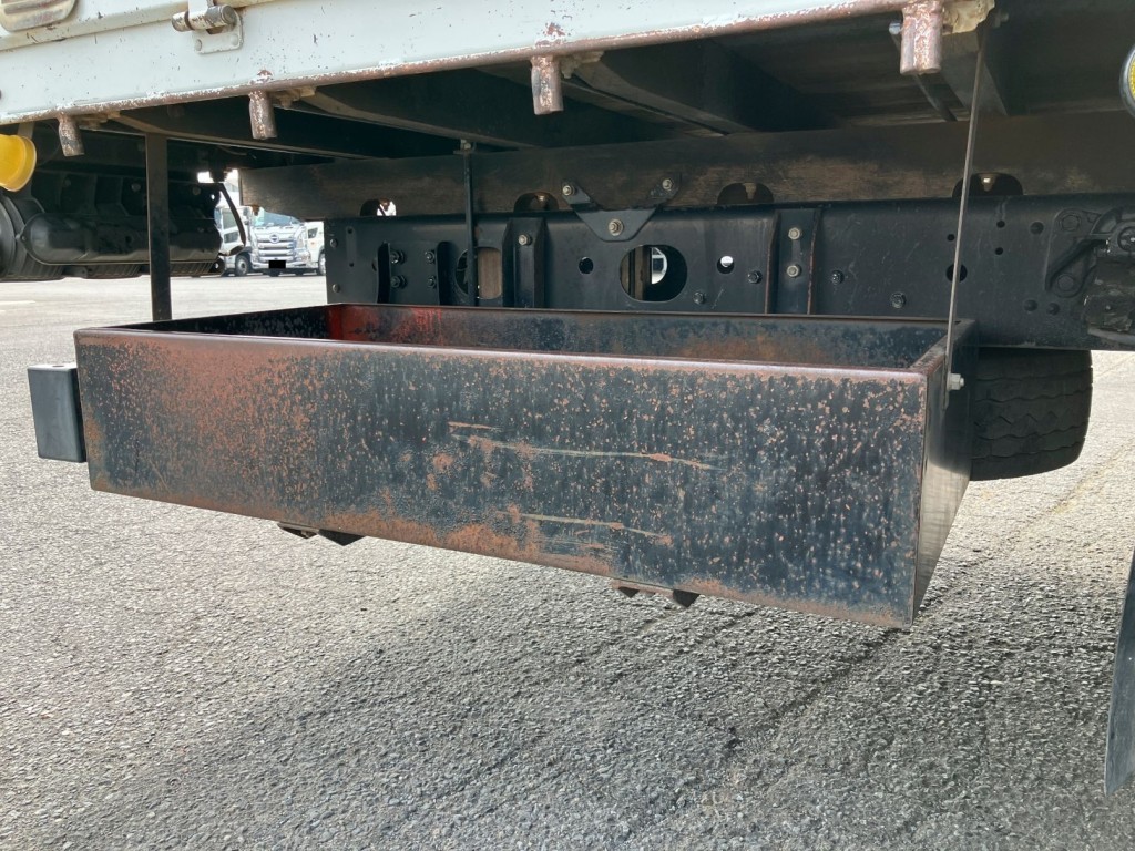 運転席側後方物入れにキズ・サビがあります。|三菱 ファイター QKG-FK62FZの写真48