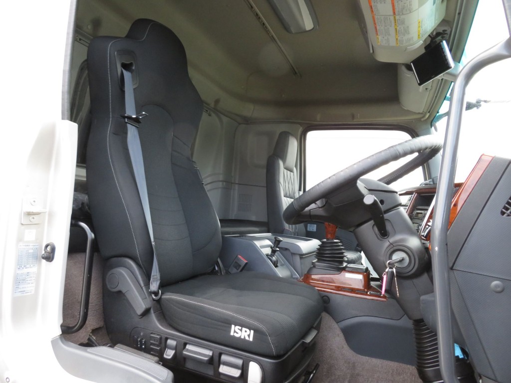 運転席座面にヘタリがあります。|いすゞ ギガ QKG-EXD52BDの写真6
