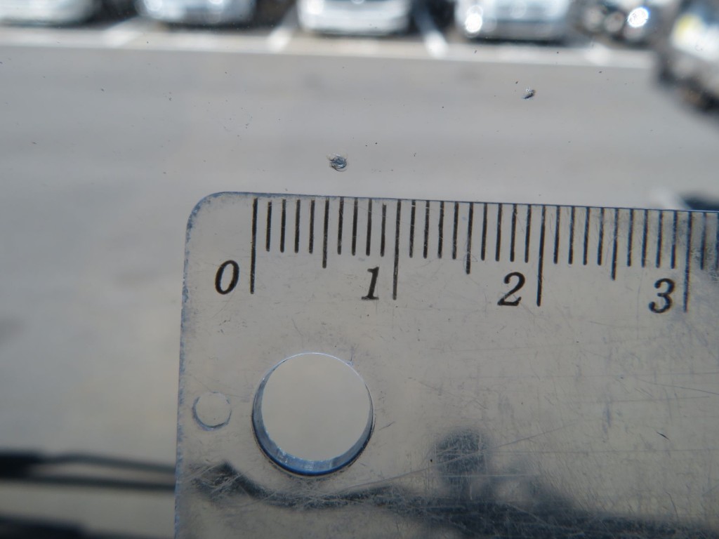 フロントガラス中央付近に小キズがあります。|いすゞ ギガ QKG-EXD52BDの写真13