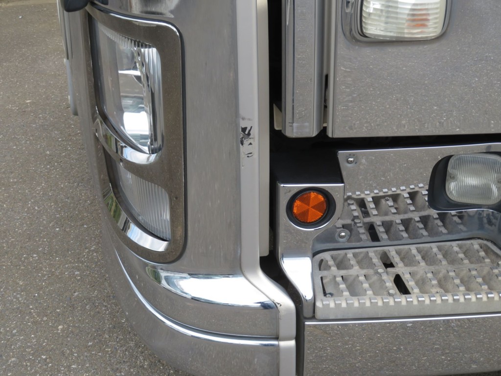 フロントバンパー助手席側にキズがあります。|いすゞ ギガ QKG-EXD52BDの写真14