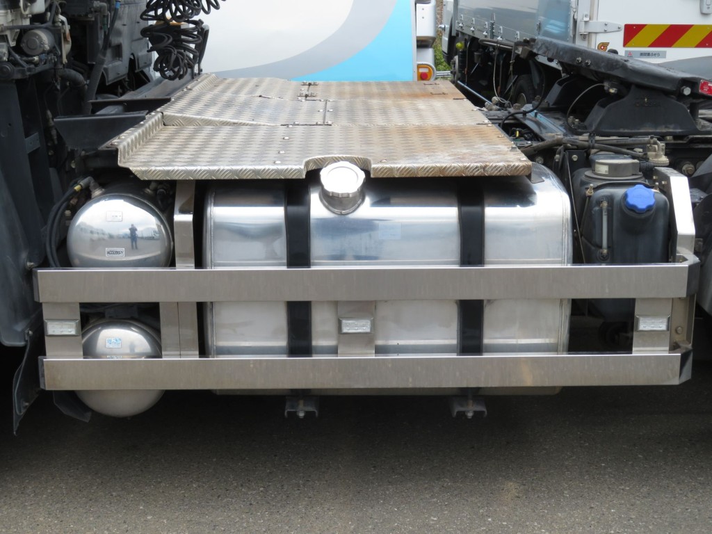 燃料タンクは400Lです。|いすゞ ギガ QKG-EXD52BDの写真21