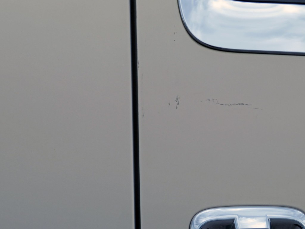 運転席ドアに細かいキズがあります。|いすゞ ギガ QKG-EXD52BDの写真32
