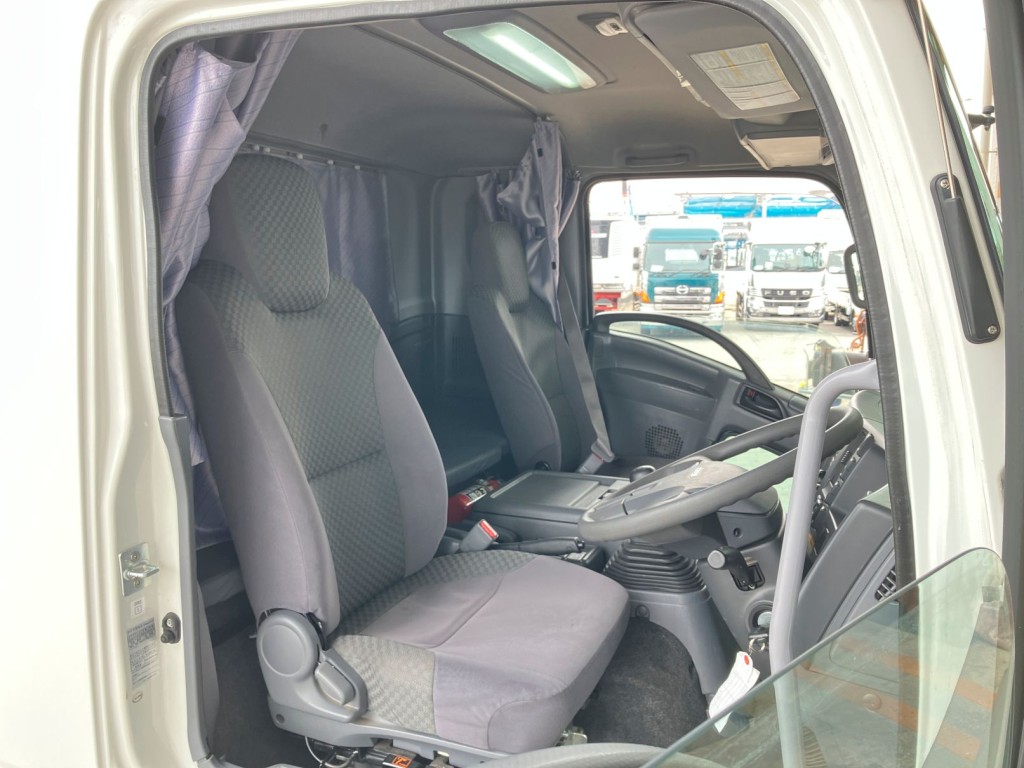乗車定員は2名です。|いすゞ フォワード 2RG-FRR90S2(2WD)の写真5