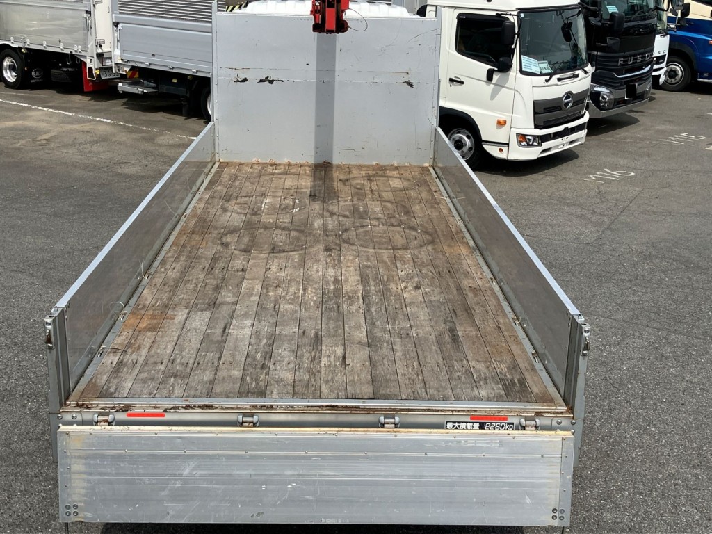 床は板張りです。|いすゞ フォワード 2RG-FRR90S2(2WD)の写真9