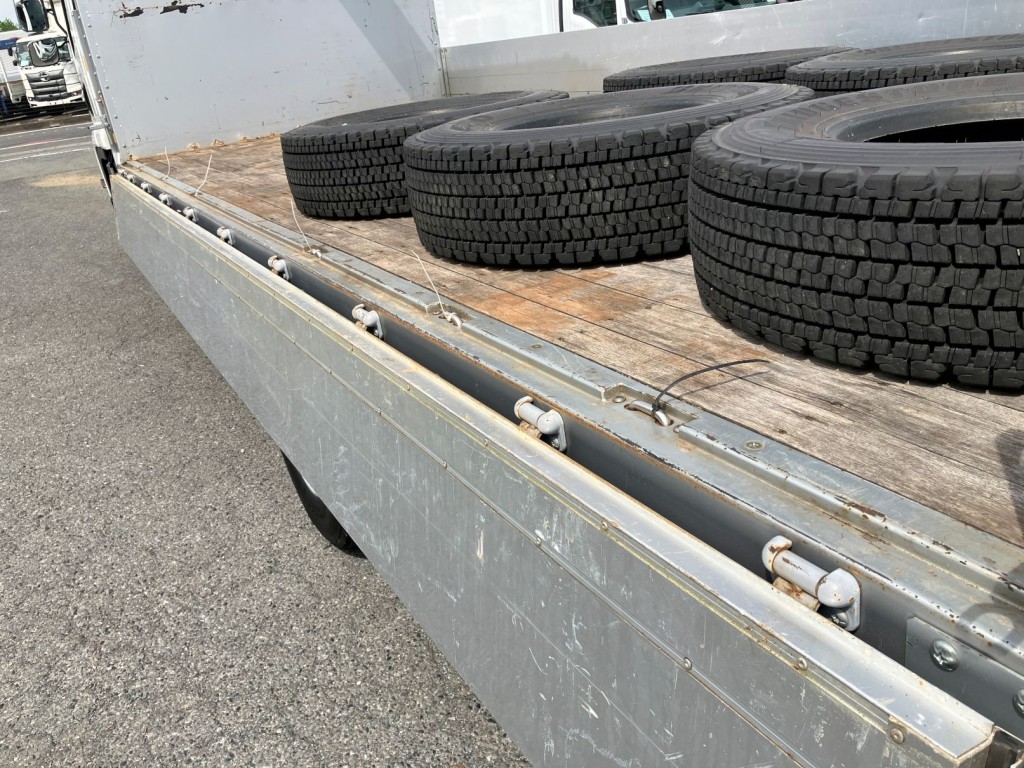 落としフックが6対付いています。|いすゞ フォワード 2RG-FRR90S2(2WD)の写真11