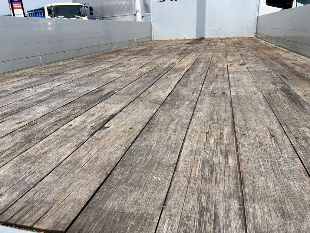 床板の状態です。|いすゞ フォワード 2RG-FRR90S2(2WD)の写真12