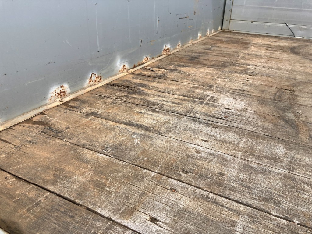 床板前方の状態です。|いすゞ フォワード 2RG-FRR90S2(2WD)の写真13