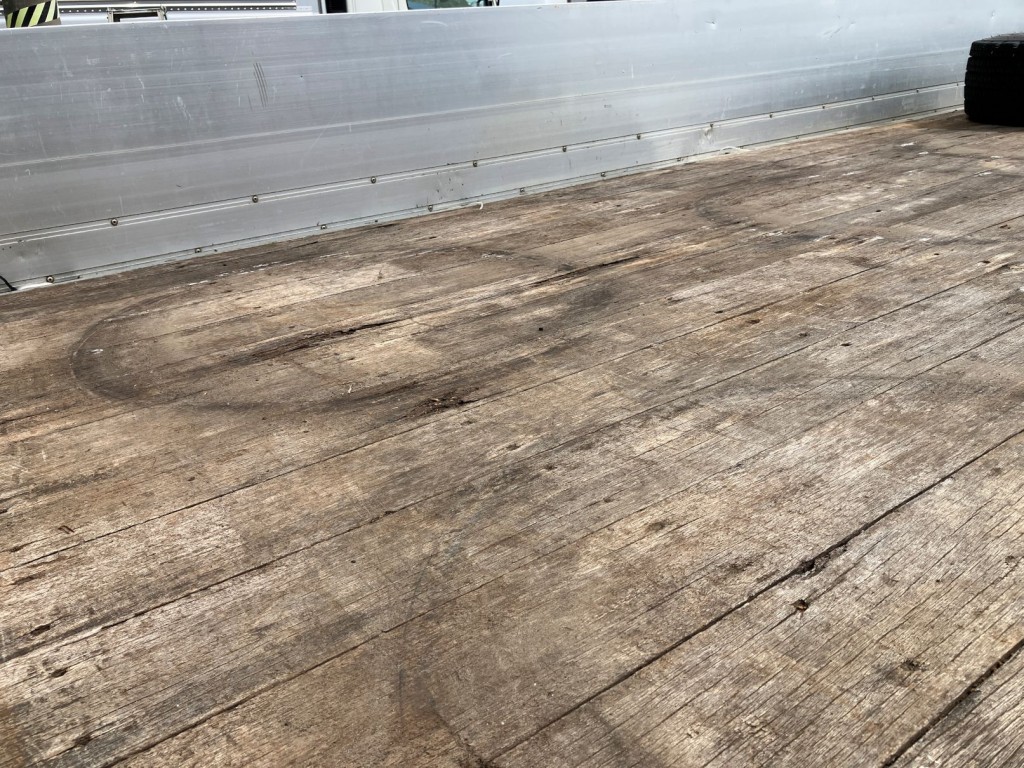 床板中央の状態です。|いすゞ フォワード 2RG-FRR90S2(2WD)の写真14