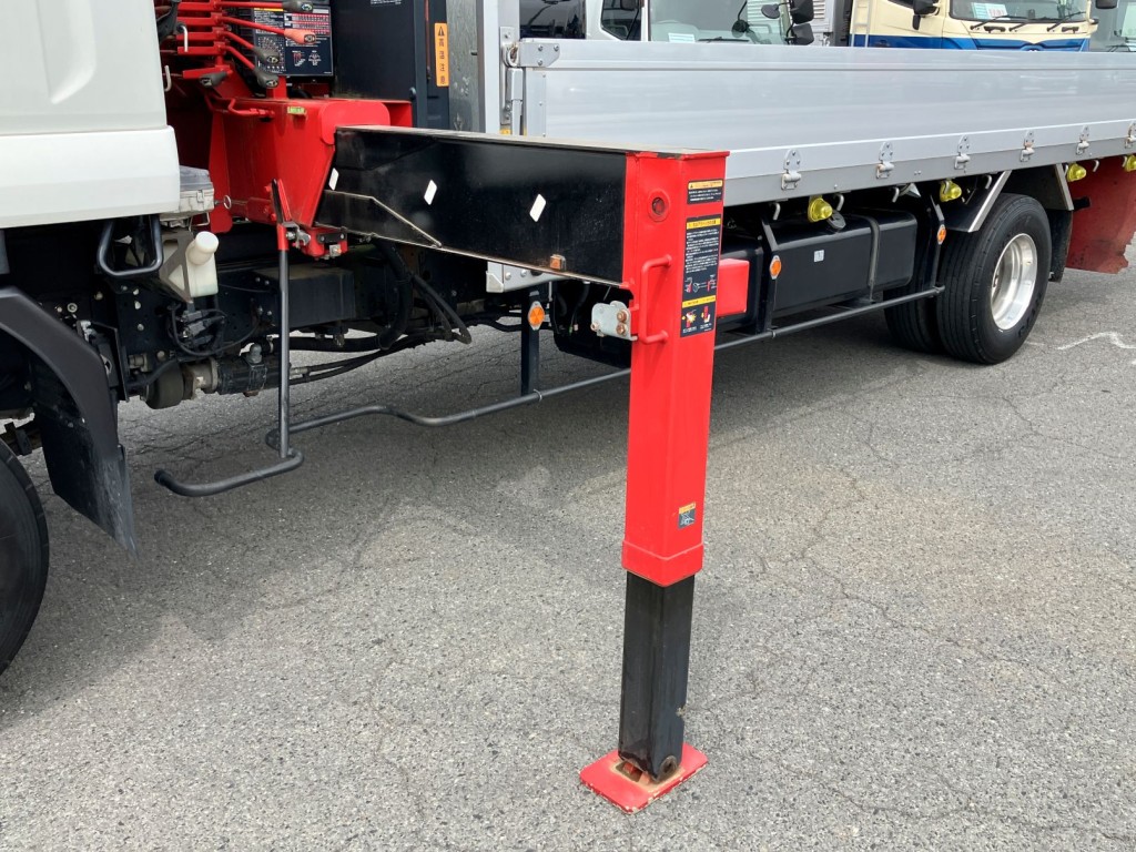 アウトリガーの状態です。差し違い式です|いすゞ フォワード 2RG-FRR90S2(2WD)の写真15