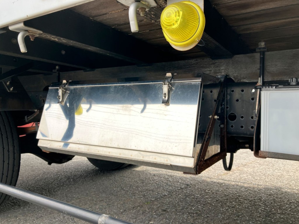 工具箱はステンレス製です。ステーにサビがあります|いすゞ フォワード 2RG-FRR90S2(2WD)の写真21