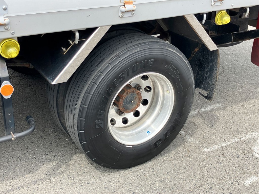 リヤフェンダーはステンレス製です。アルミホイールです|いすゞ フォワード 2RG-FRR90S2(2WD)の写真23