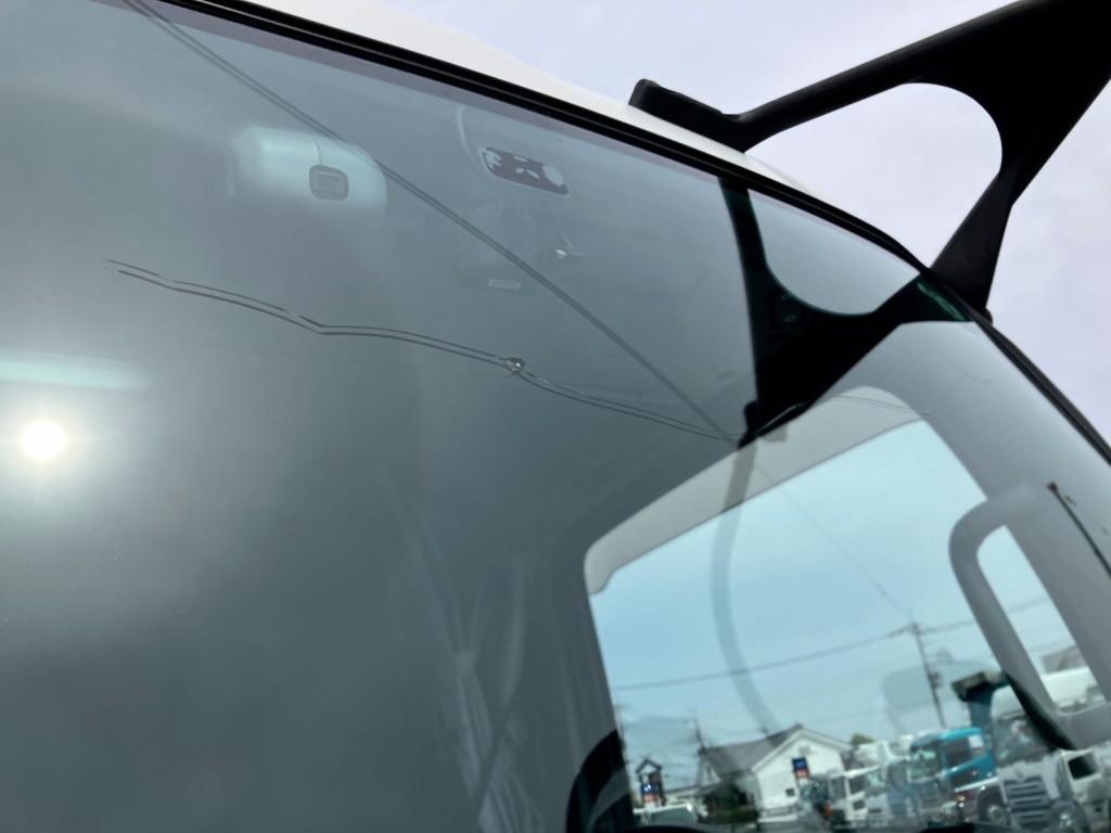 フロントガラス助手席側に割れがあります。|いすゞ フォワード 2RG-FRR90S2(2WD)の写真34