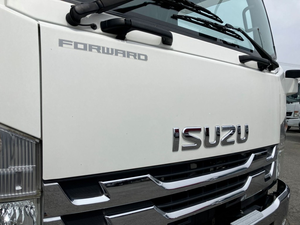 フロントパネルに少し飛び石があります。|いすゞ フォワード 2RG-FRR90S2(2WD)の写真37