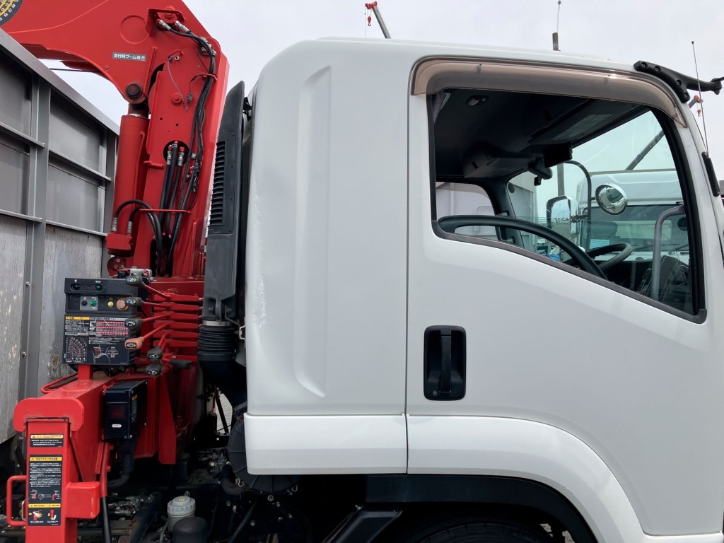 運転席側クオーターパネルにキズ・凹み・タッチアップ跡があります。|いすゞ フォワード 2RG-FRR90S2(2WD)の写真39