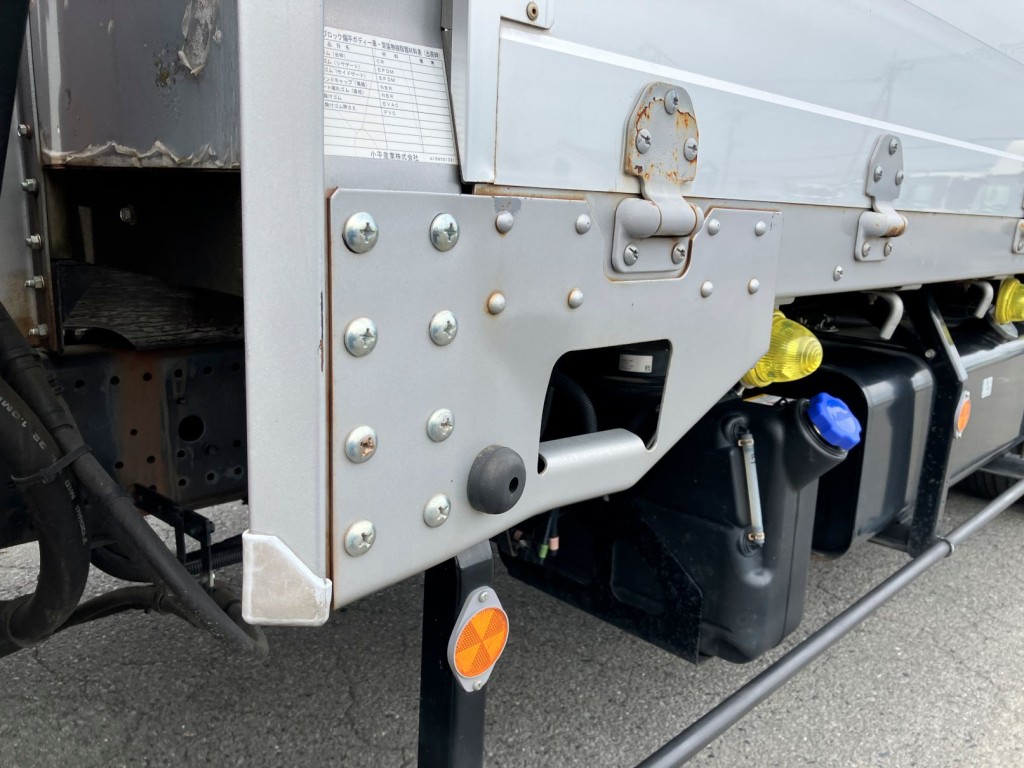 助手席側ボデー前方足掛けに曲がりがあります。|いすゞ フォワード 2RG-FRR90S2(2WD)の写真48