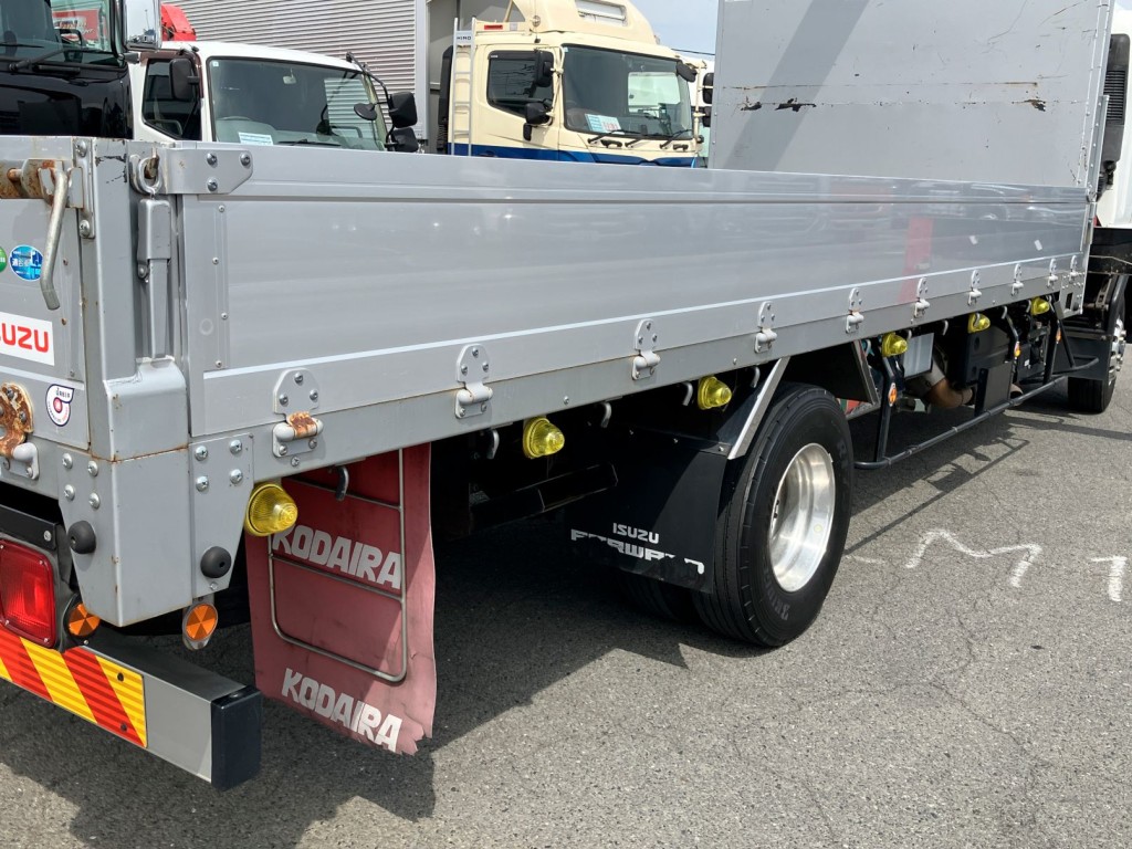運転席側アオリ後方の状態です。少しスレ・キズ・凹みがあります|いすゞ フォワード 2RG-FRR90S2(2WD)の写真49