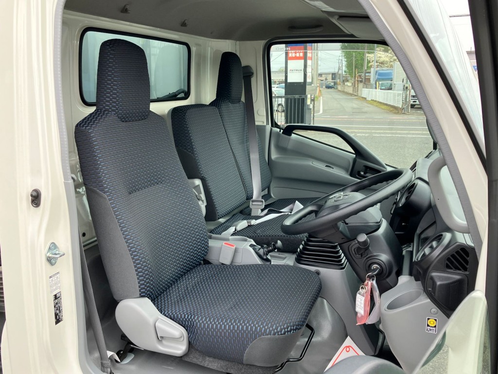 乗車定員は3名です。|日野 デュトロ 2KG-XZU722M(2WD)の写真5