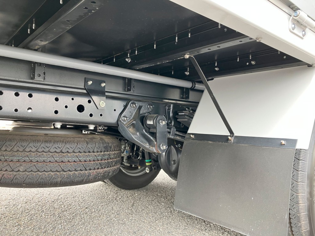 シャシとネタの状態です。ネタは鉄製です|日野 デュトロ 2KG-XZU722M(2WD)の写真6