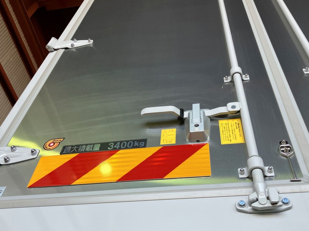 リヤ扉にブラシ傷があります。|日野 デュトロ 2KG-XZU722M(2WD)の写真8