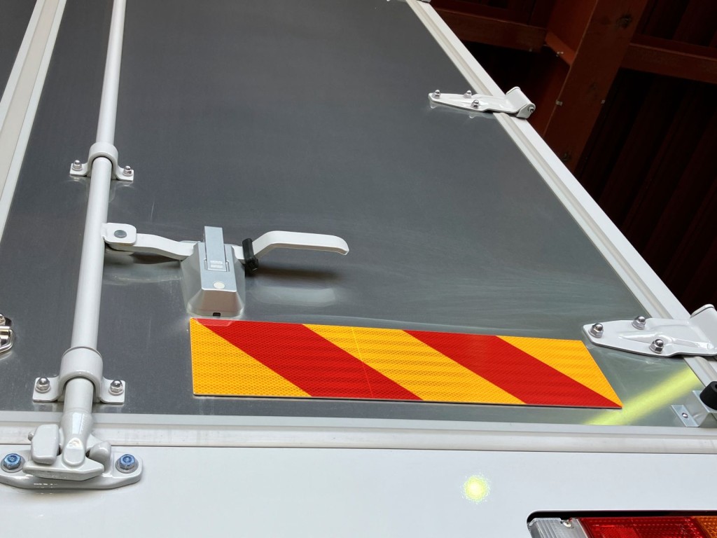 リヤ扉にブラシ傷があります。|日野 デュトロ 2KG-XZU722M(2WD)の写真9