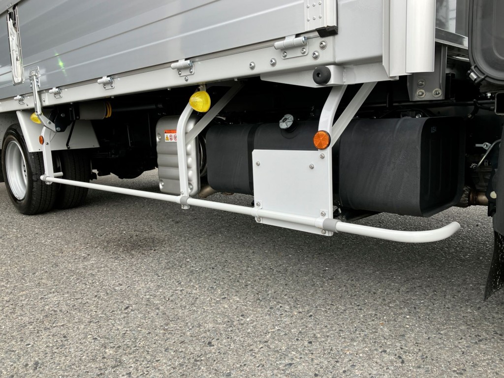 サイドバンパーは鉄製です。|日野 デュトロ 2KG-XZU722M(2WD)の写真16