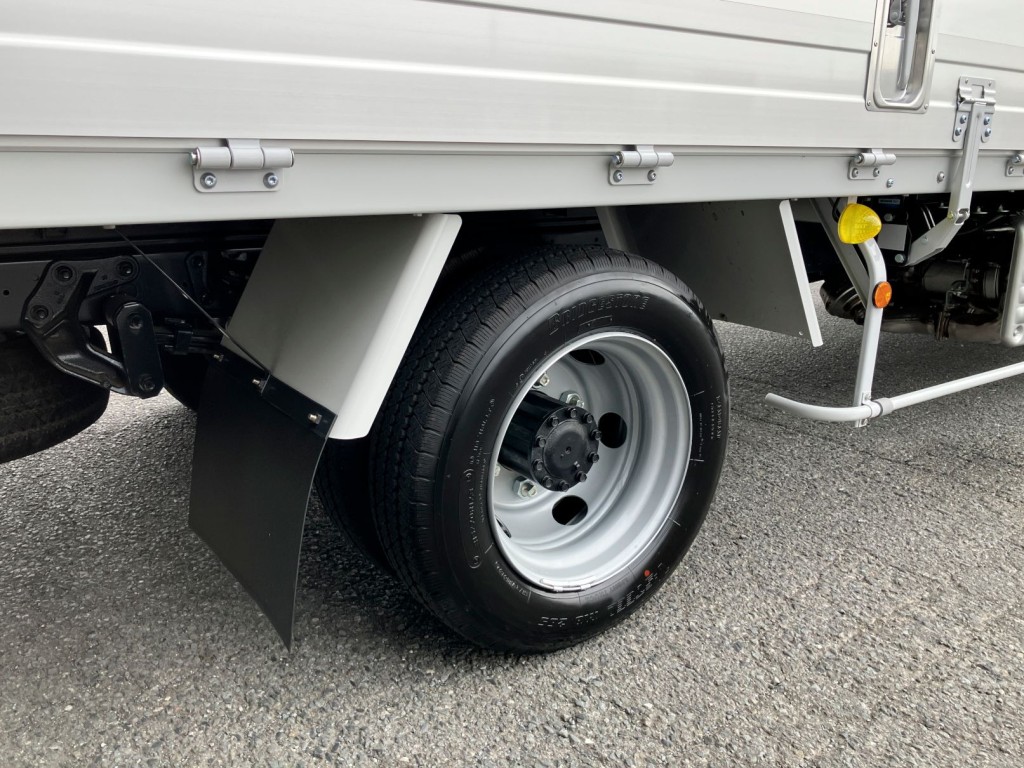 リヤフェンダーは鉄製です。|日野 デュトロ 2KG-XZU722M(2WD)の写真17