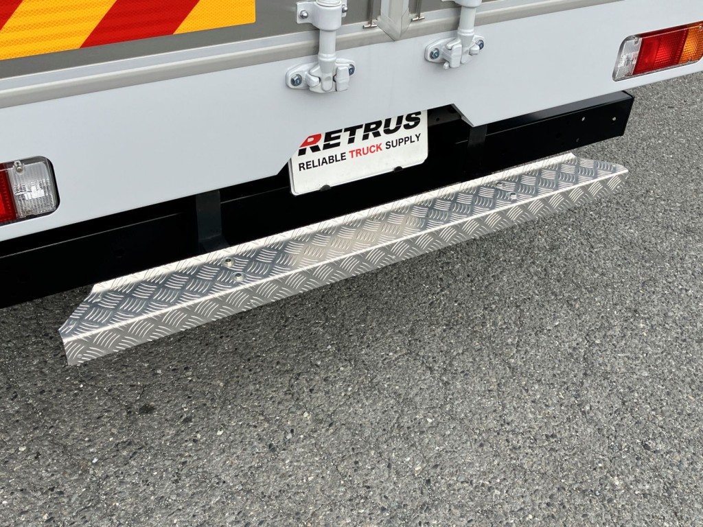 リヤステップの状態です。アルミ縞板張りです|日野 デュトロ 2KG-XZU722M(2WD)の写真18