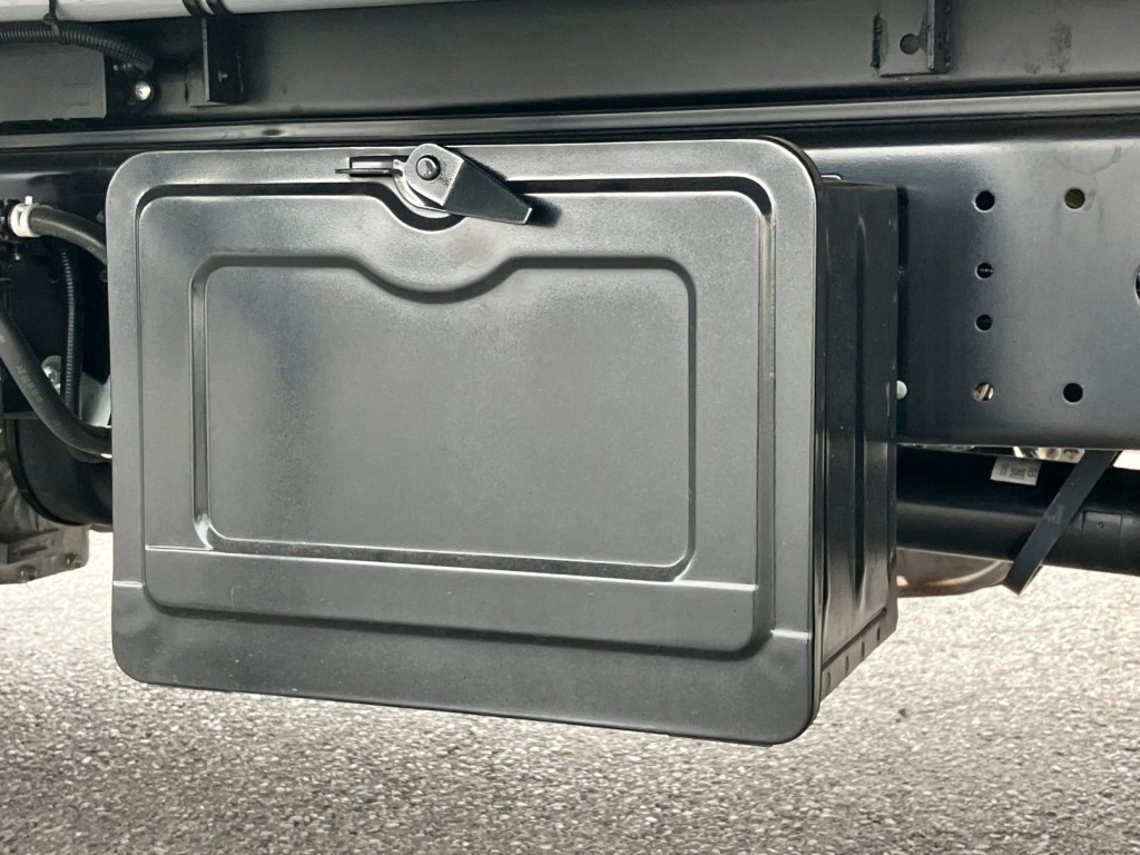 工具箱は鉄製です。助手席側に付いています|日野 デュトロ 2KG-XZU722M(2WD)の写真19