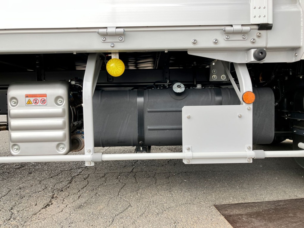 燃料タンクは100L・鉄製です。|日野 デュトロ 2KG-XZU722M(2WD)の写真21