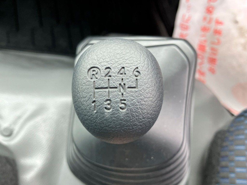 6速マニュアルです。|日野 デュトロ 2KG-XZU722M(2WD)の写真27