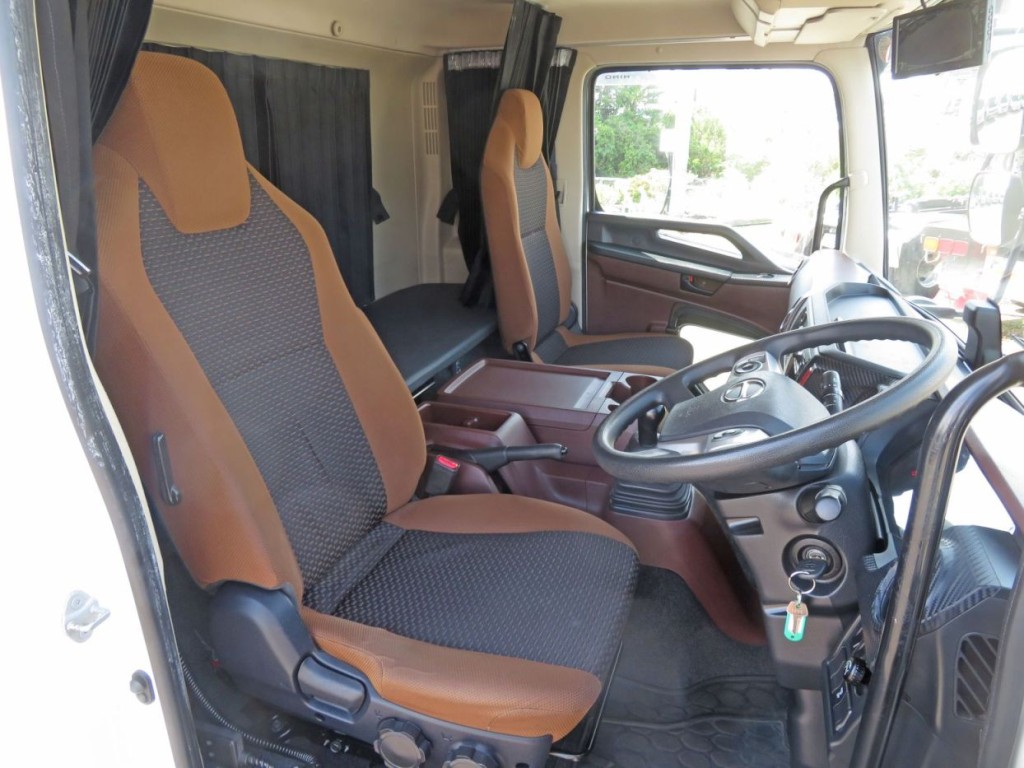 運転席座面にヘタリがあります。(背もたれにヘタリがあります)|日野 レンジャー 2KG-FD2ABG(2WD)の写真6