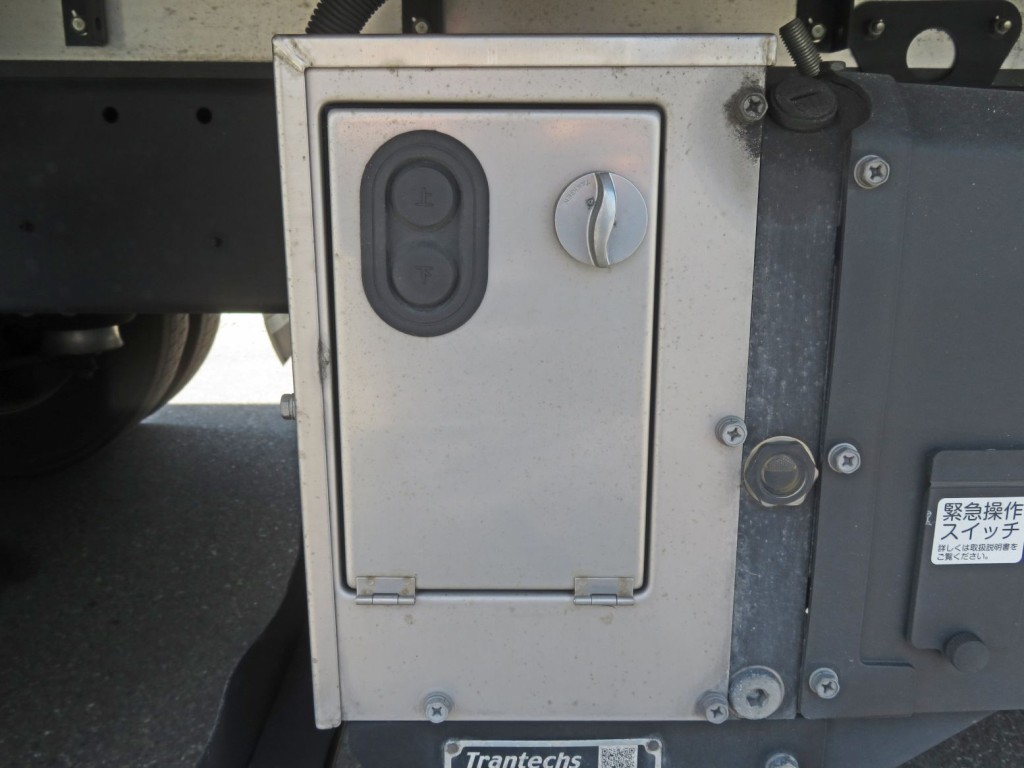 ゲートの操作スイッチです。|日野 レンジャー 2KG-FD2ABG(2WD)の写真14