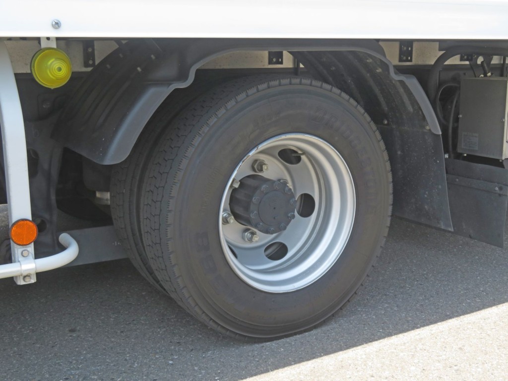 リアフェンダーは樹脂製です。|日野 レンジャー 2KG-FD2ABG(2WD)の写真22