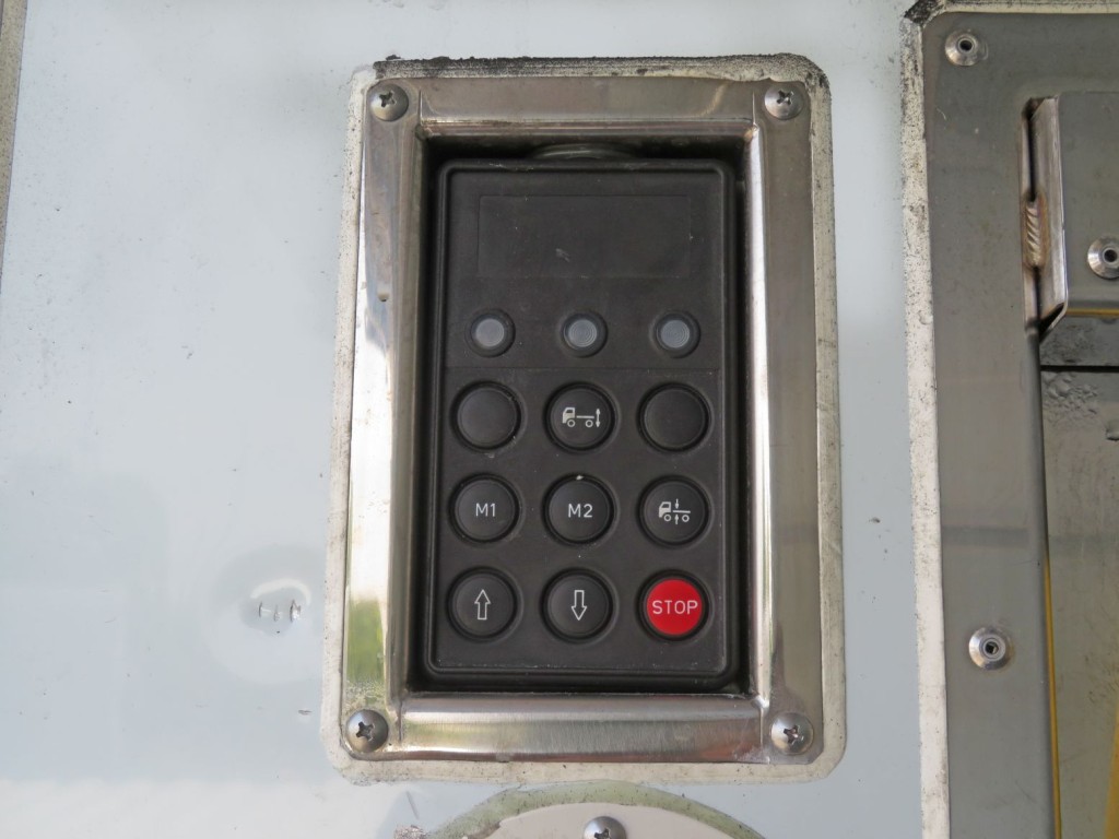 荷台内部にエアサスのコントローラーが取り付けされています。|日野 レンジャー 2KG-FD2ABG(2WD)の写真23
