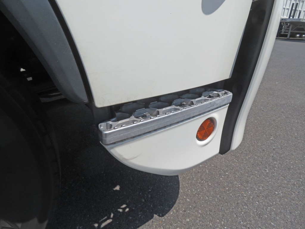 運転席側のステップに線キズがあります。|日野 レンジャー 2KG-FD2ABG(2WD)の写真30