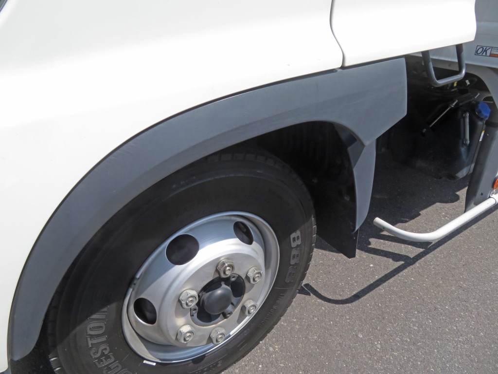 フロントフェンダーの樹脂に色あせがあります。|日野 レンジャー 2KG-FD2ABG(2WD)の写真35