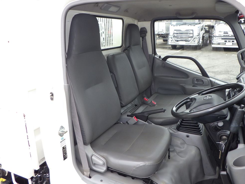 乗車定員は３名です。|日野 デュトロ TKG-XZU620T(2WD)の写真7