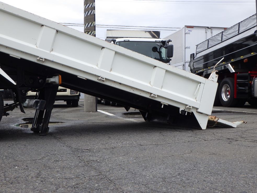 脚・化粧板の着いた状態です。|日野 デュトロ TKG-XZU620T(2WD)の写真14